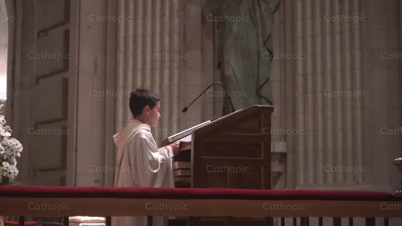 Nino leyendo en Misa - Banco de vídeos católicos - Fotografía por Lupe Belmonte