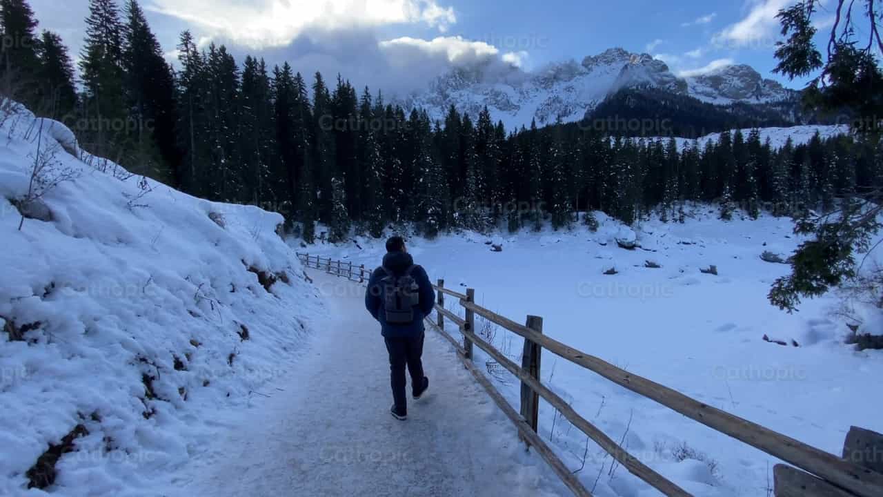 Snow and road - Catholic stock videos - Photo by Saul Ibarra