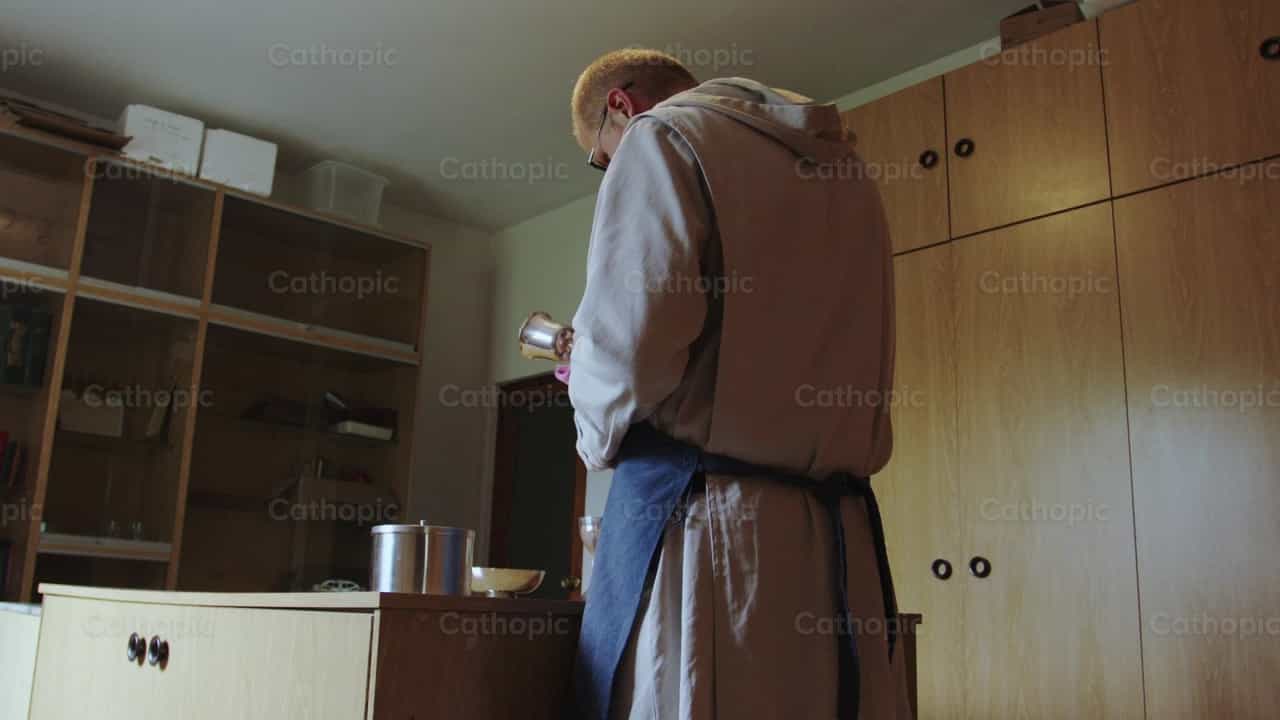 Monje de Verbum Spei limpia el Cáliz - Banco de vídeos católicos - Fotografía por Almures Studio
