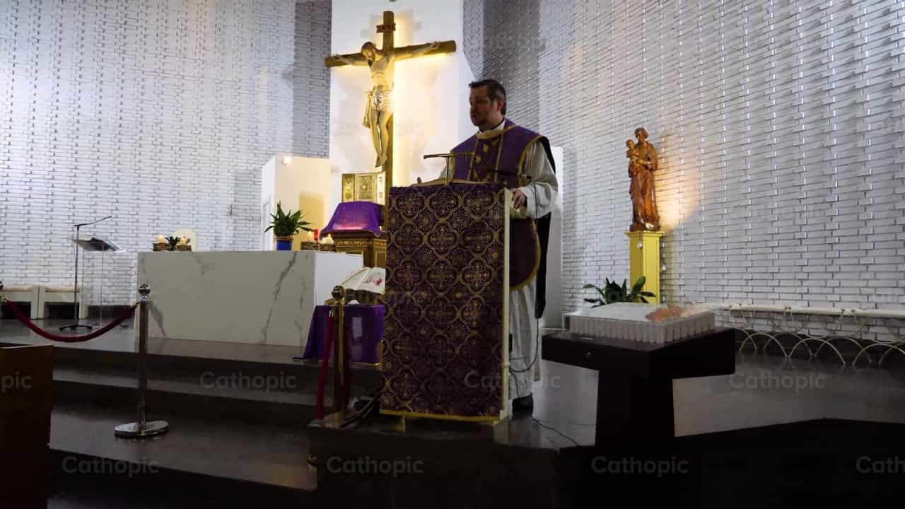 Kapłan głoszący kazanie - Katolickie filmy stockowe - Zdjęcie: Cathopic