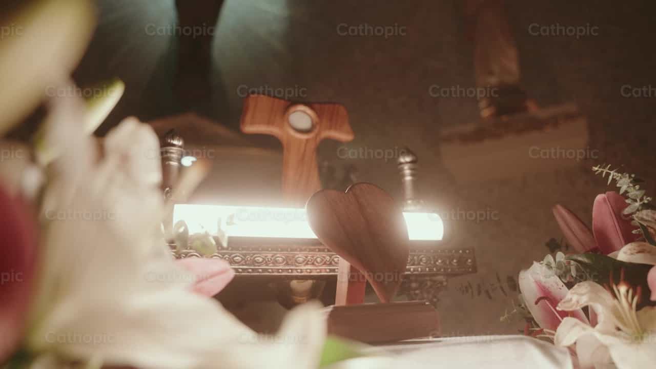 Santísimo Sacramento en custodia de madera - Banco de vídeos católicos - Fotografía por Carlos Gaviria