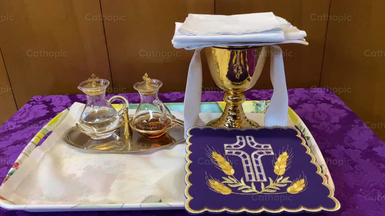 Vasos sagrados - Banco de vídeos católicos - Fotografía por Saul Ibarra