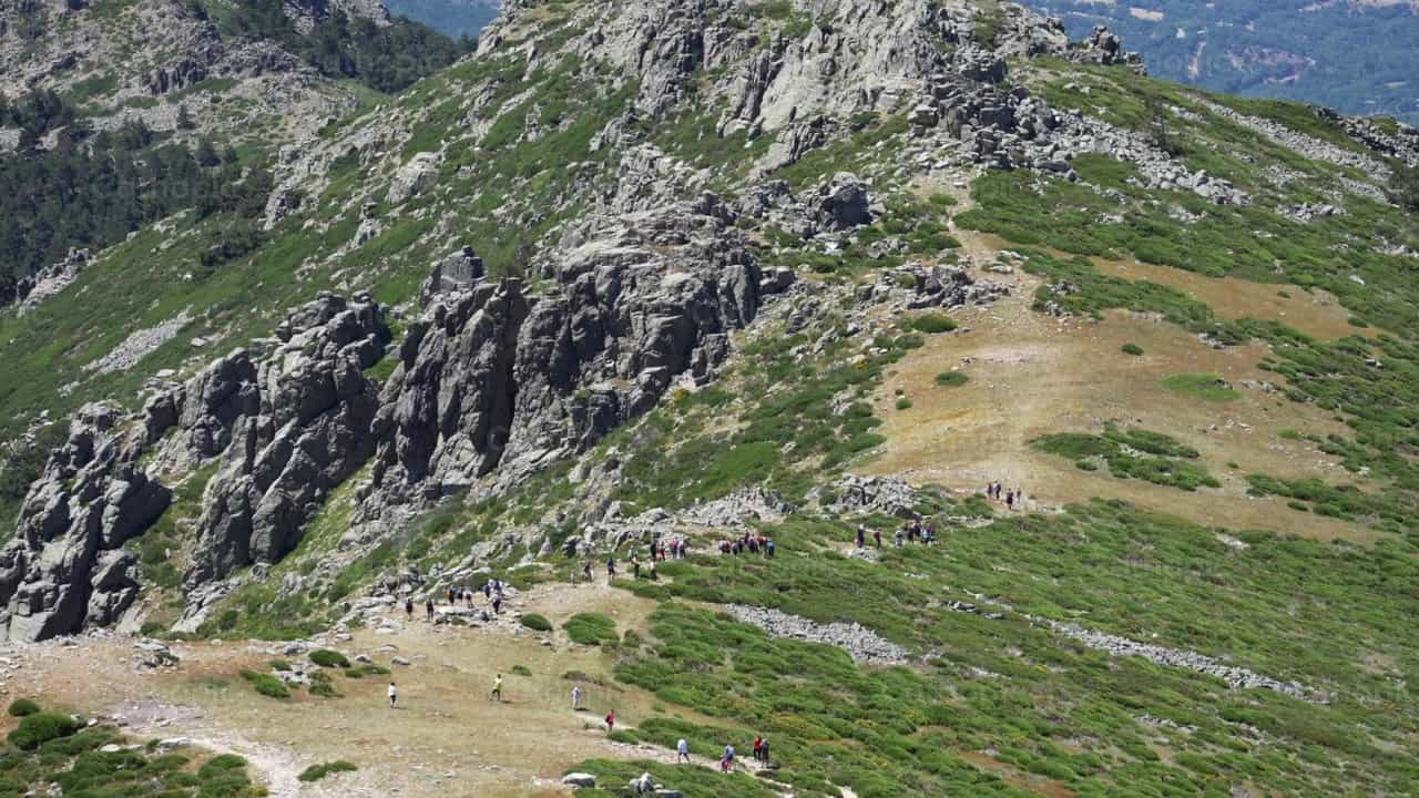 Gente subiendo a la montaña - Banco de vídeos católicos - Fotografía por Santiago de la Hoz