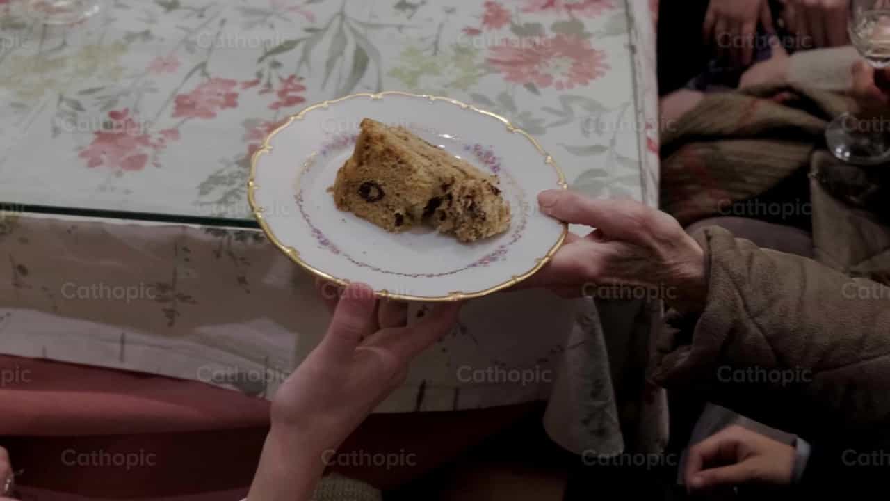 Compartiendo el pastel en la cena de Navidad - Banco de vídeos católicos