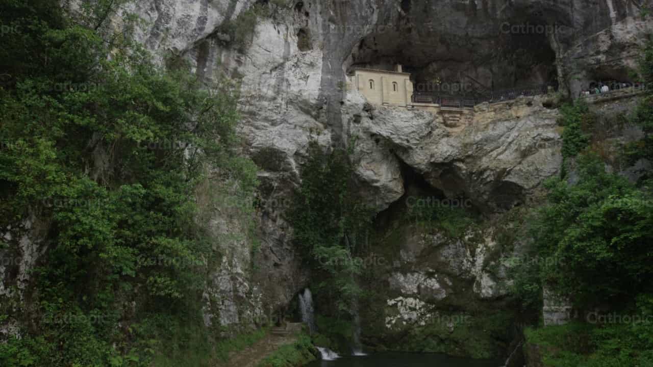Cueva de Covadonga - Banco de vídeos católicos - Fotografía por Catholic Stuff