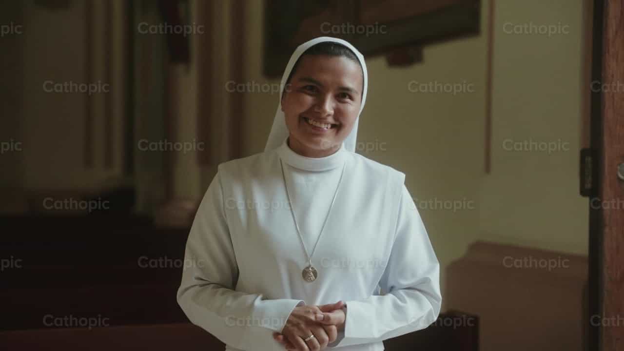 Monja saludando a la camara - Banco de vídeos católicos - Fotografía por Carlos Gaviria