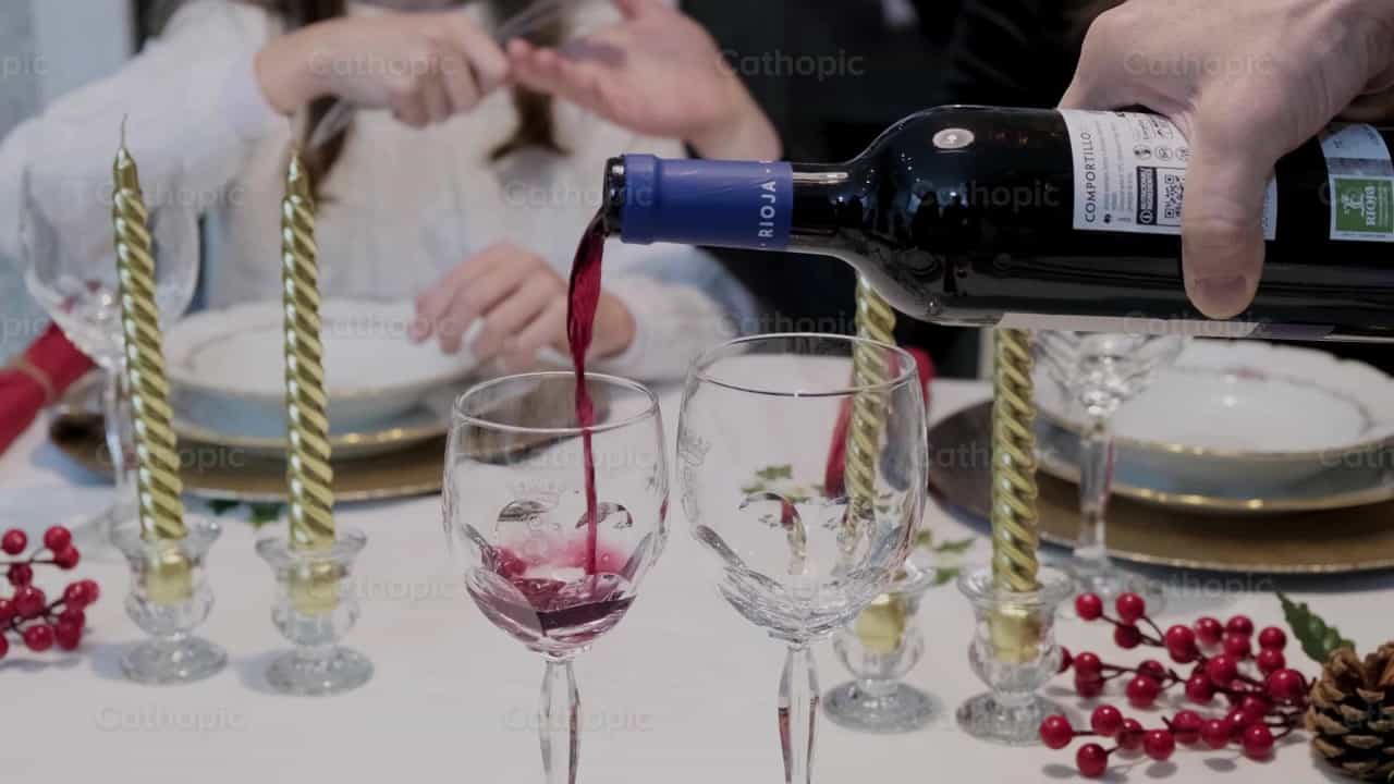Sirviendo vino en las copas - Banco de vídeos católicos