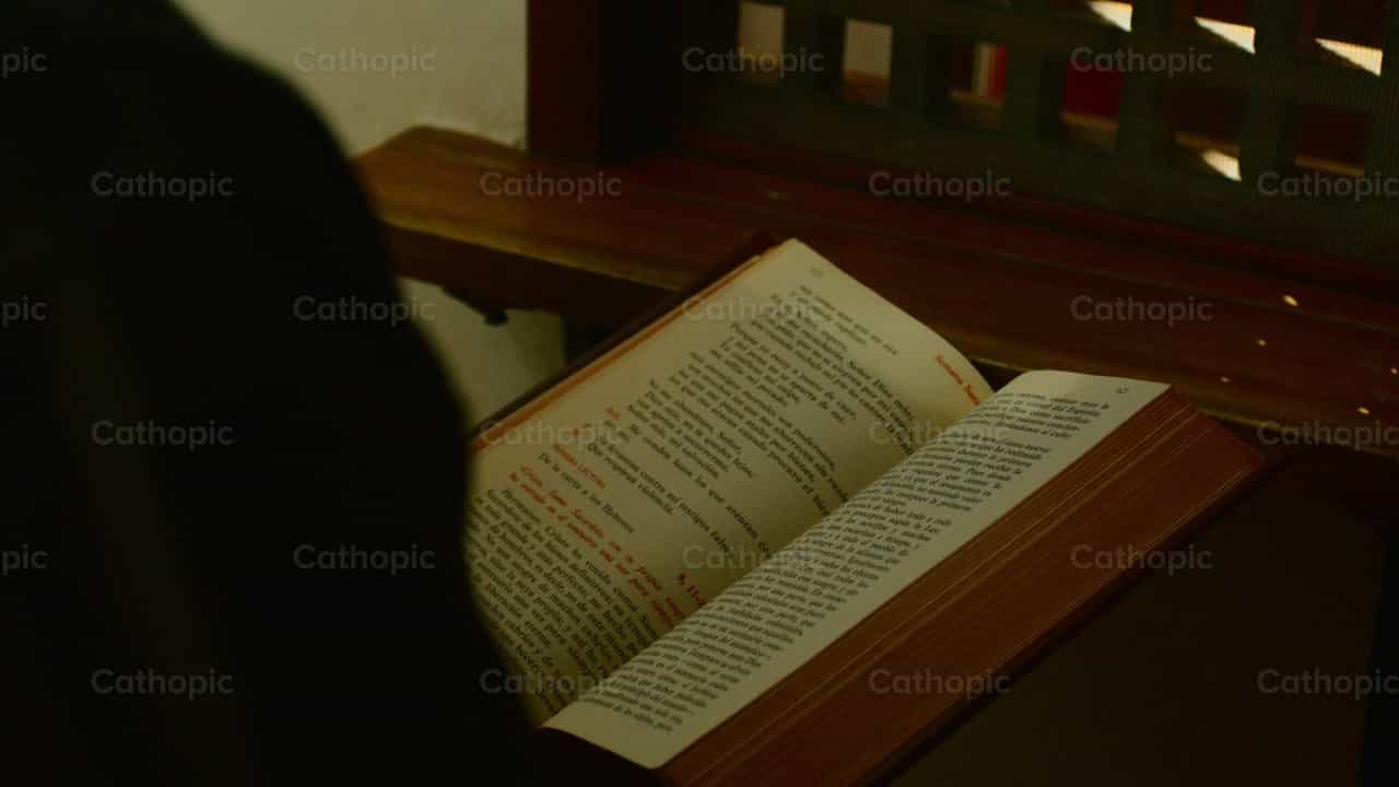 Sacerdote em oração na Igreja - Vídeos católicos de stock