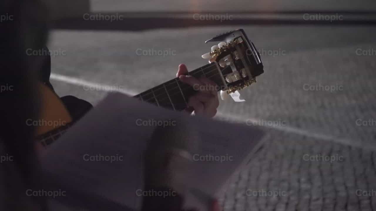 Menino tocando guitarra - Vídeos católicos de stock
