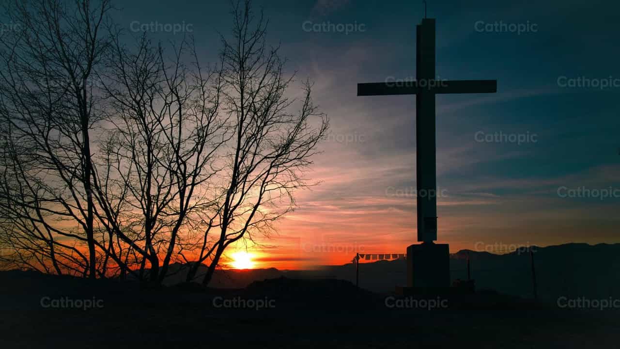 Time lapse ng paglubog ng araw sa bundok na may krus - Mga Catholic stock video