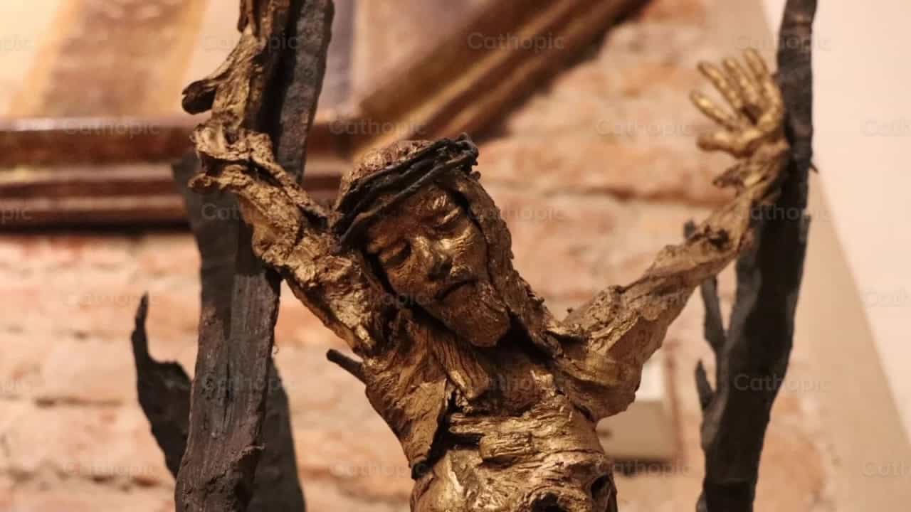 Jesus en la cruz - Banco de vídeos católicos - Fotografía por Saul Ibarra