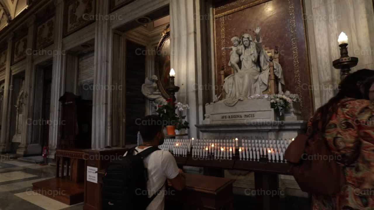 Hombre rezando ante la Virgen Maria - Banco de vídeos católicos - Fotografía por encaminados vamos