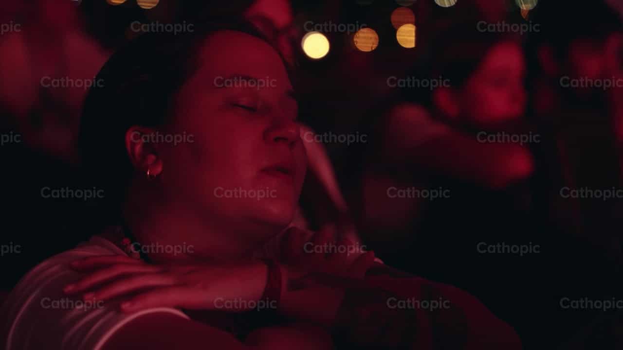 Mujer adorando - Banco de vídeos católicos - Fotografía por Carlos Gaviria