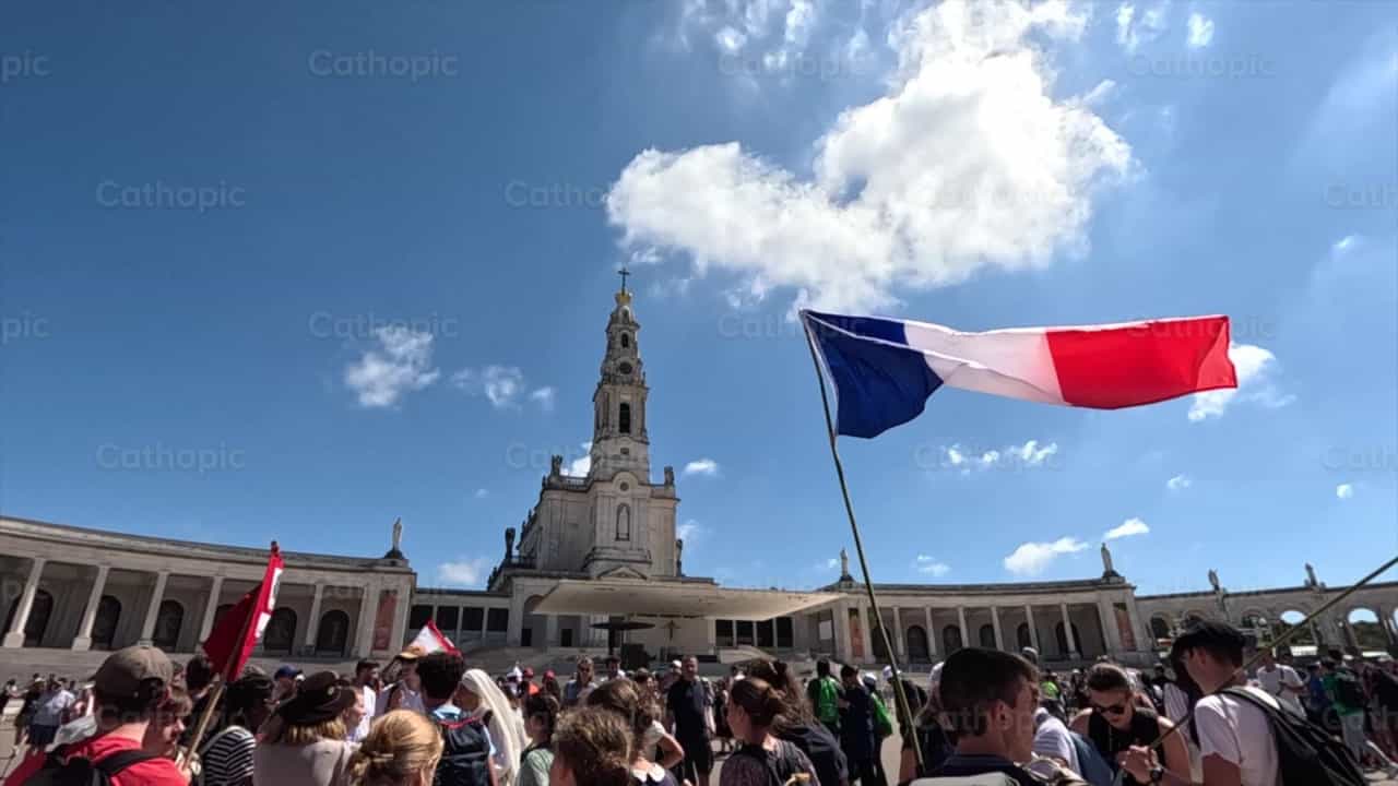 Banderas en la JMJ 2023 - Banco de vídeos católicos - Fotografía por Saul Ibarra