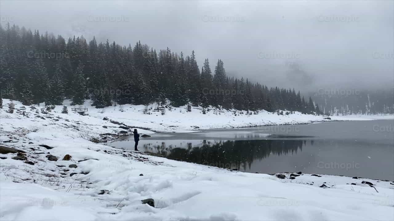 En el lago - Banco de vídeos católicos - Fotografía por Saul Ibarra