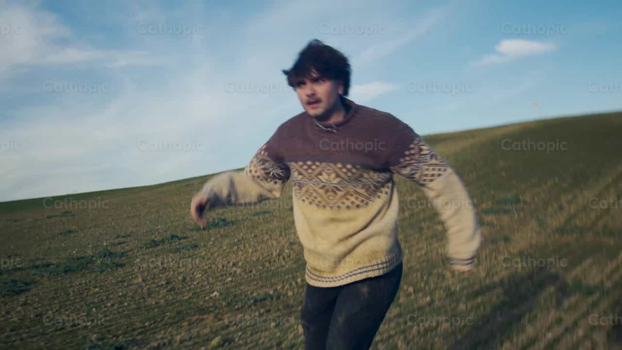 Hombre corre dejando atras sus vicios - Banco de vídeos católicos - Fotografía por Almures Studio