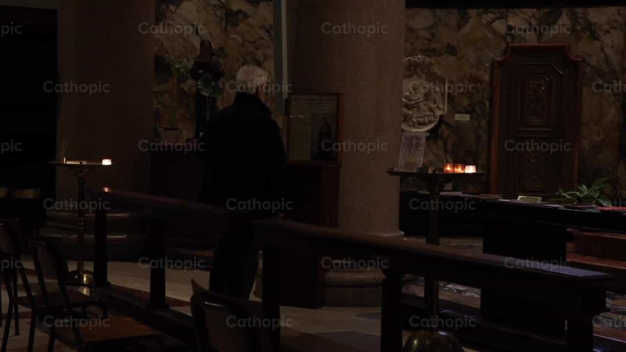 Orando de noche - Banco de vídeos católicos - Fotografía por Saul Ibarra