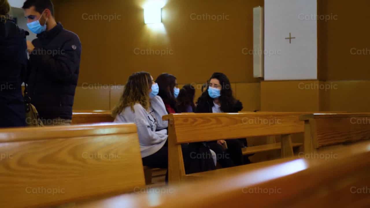 Bijeenkomst Jongvolwassenen, opname 3 - Katholieke stockvideo's - Foto door Cathopic