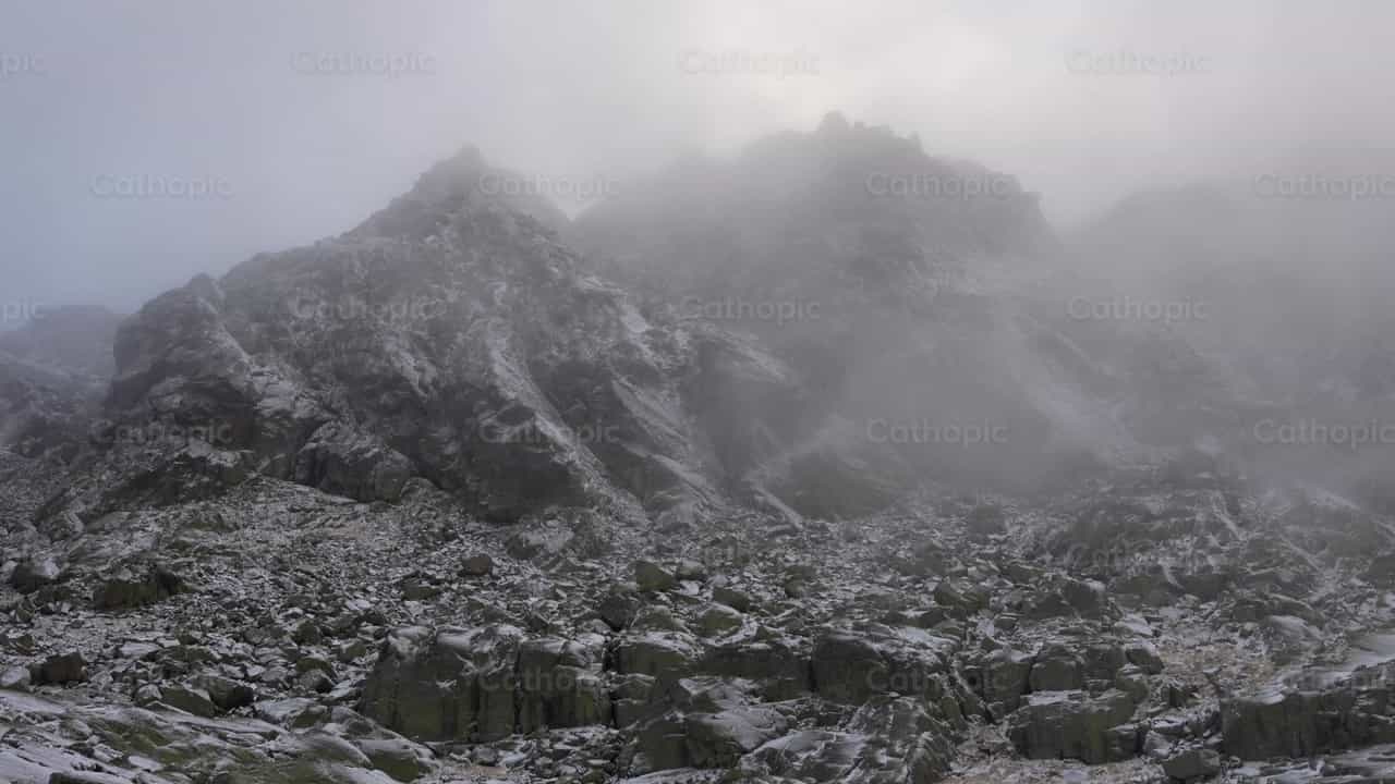 Niebla en la cima de la montaña - Banco de vídeos católicos