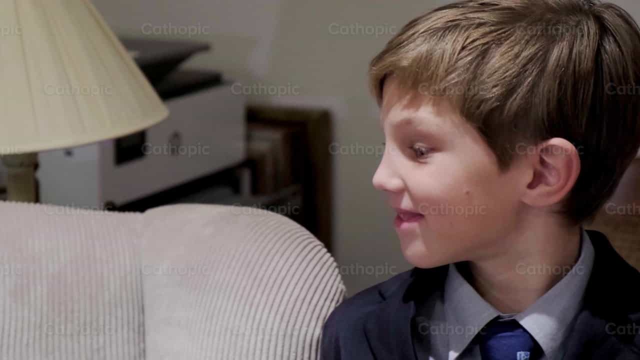 Niño feliz - Banco de vídeos católicos - Fotografía por Almures Studio