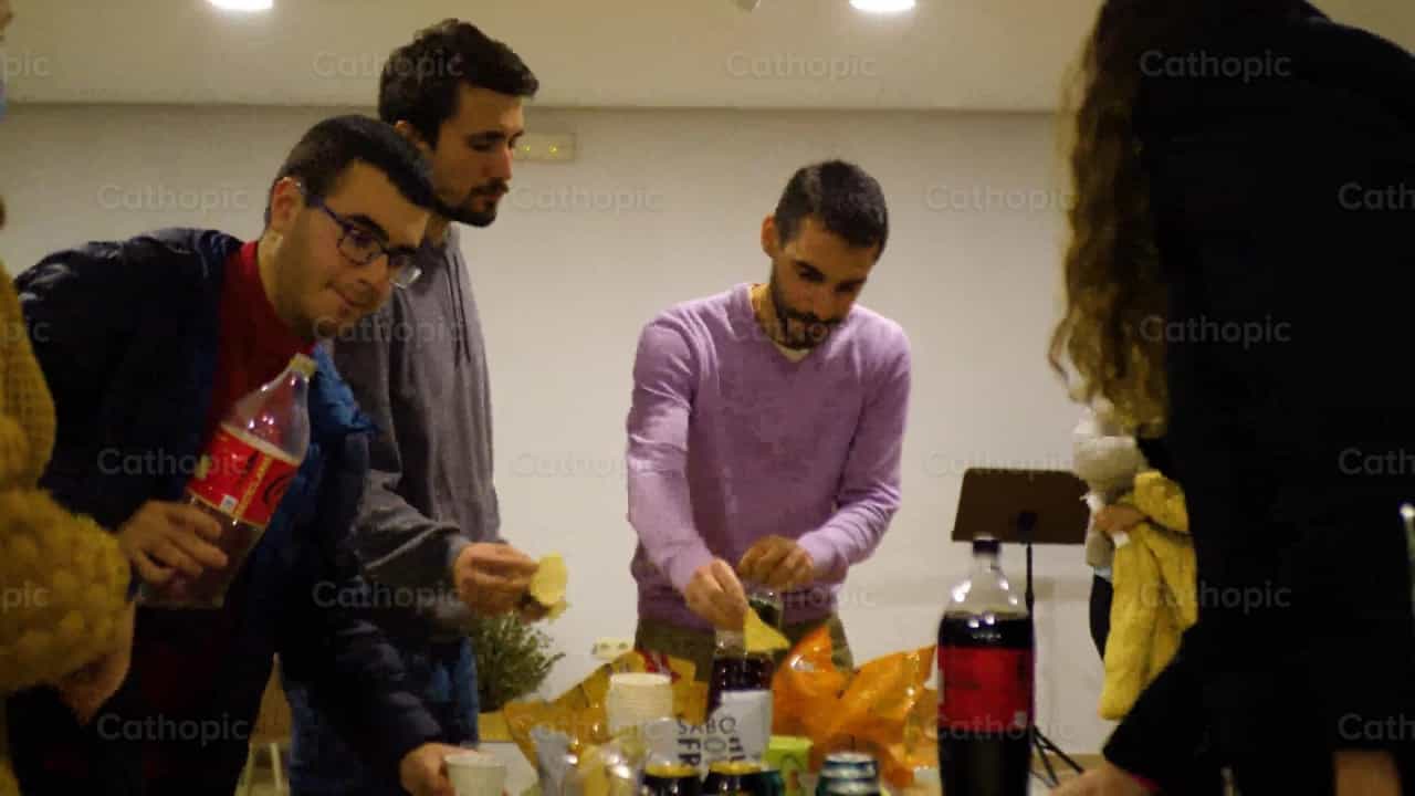 Fiesta para jóvenes adultos - Banco de vídeos católicos - Fotografía por Cathopic