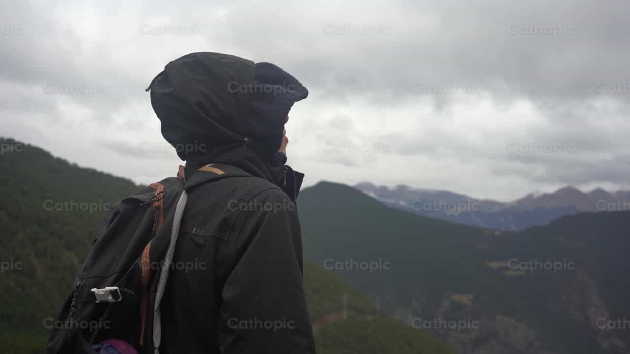 Jovem nas montanhas - Vídeos católicos de stock