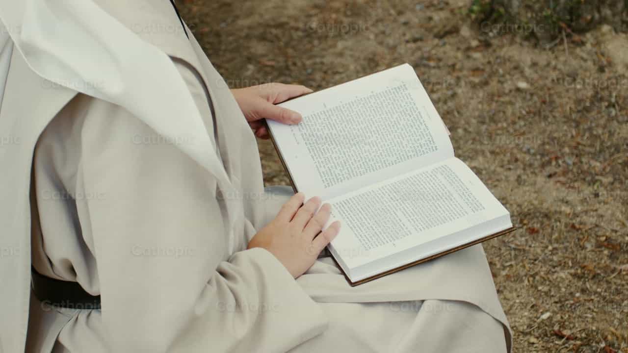 Monja agustina leyendo al aire libre - Banco de vídeos católicos - Fotografía por Almures Studio