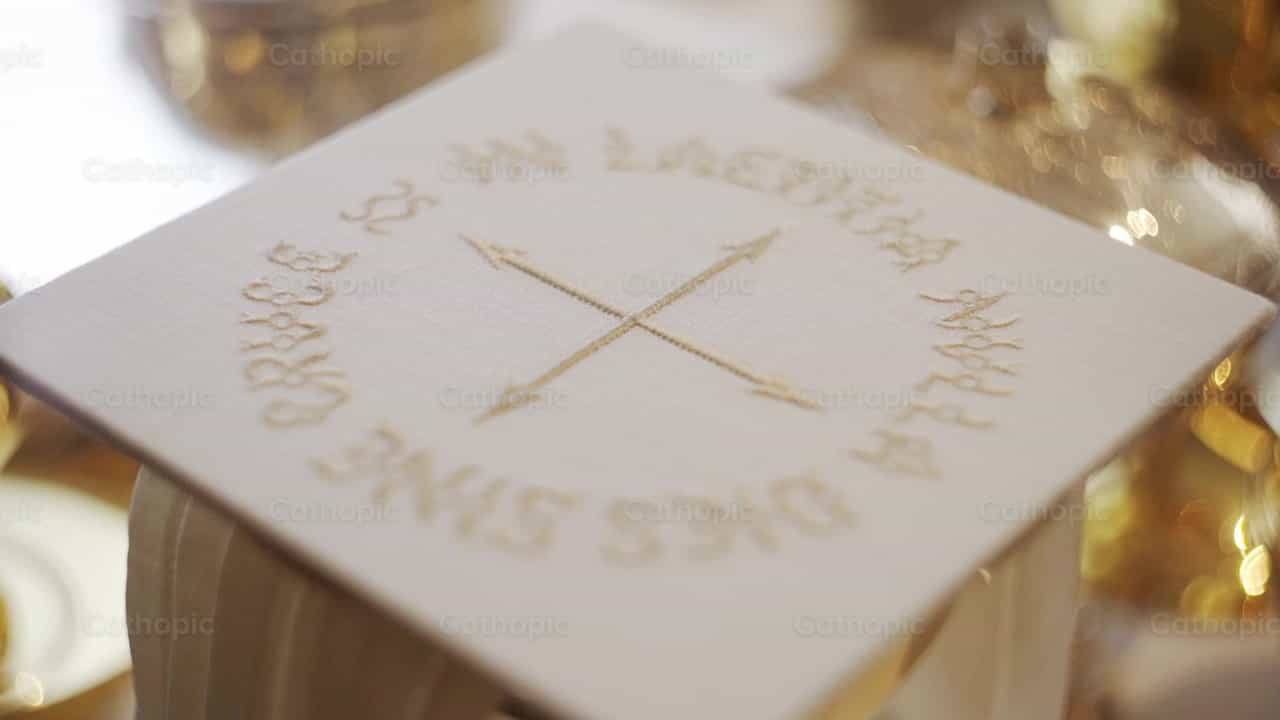 Cáliz en el altar - Banco de vídeos católicos