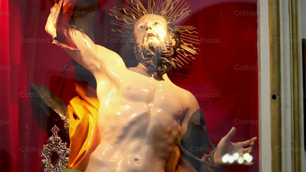 Jesus-Christus-Statue in einer religiösen Vitrine - Katholische Stock-Videos - Foto von Antonio Gravante