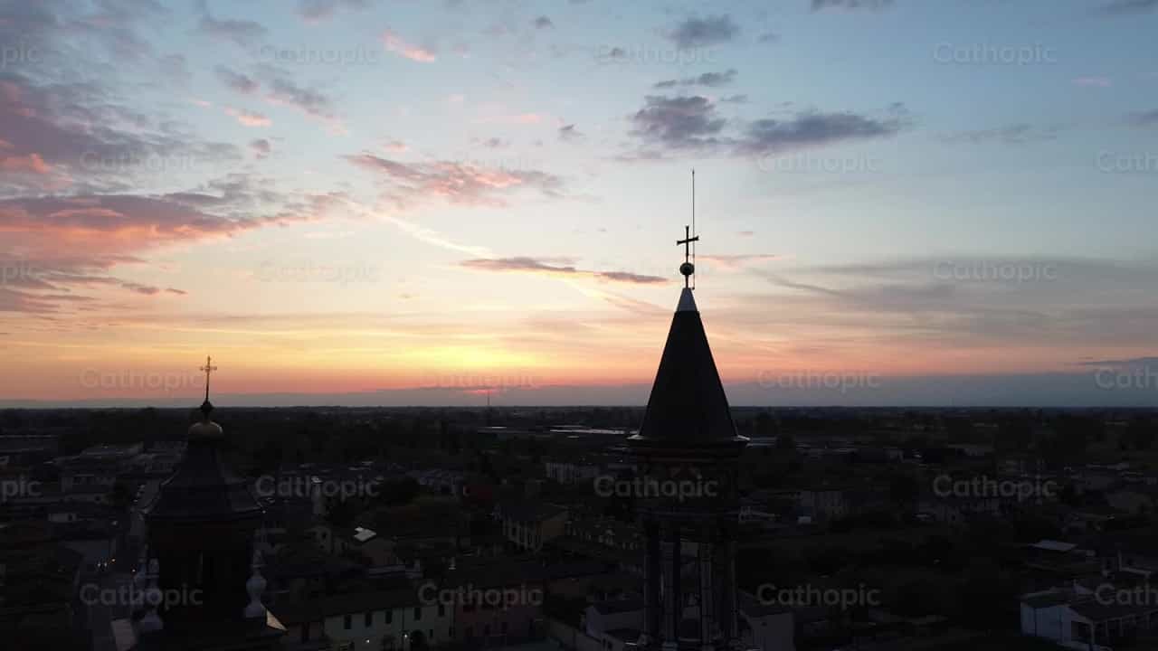 Cupulas al atardecer - Banco de vídeos católicos - Fotografía por Saul Ibarra