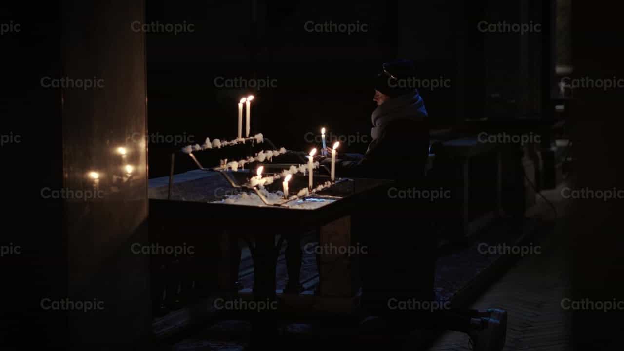 Mujer rezando de rodillas - Banco de vídeos católicos - Fotografía por Álvaro García