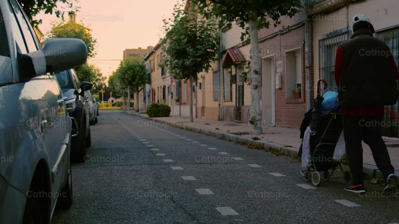 Hombre pobre y sin hogar - Banco de vídeos católicos