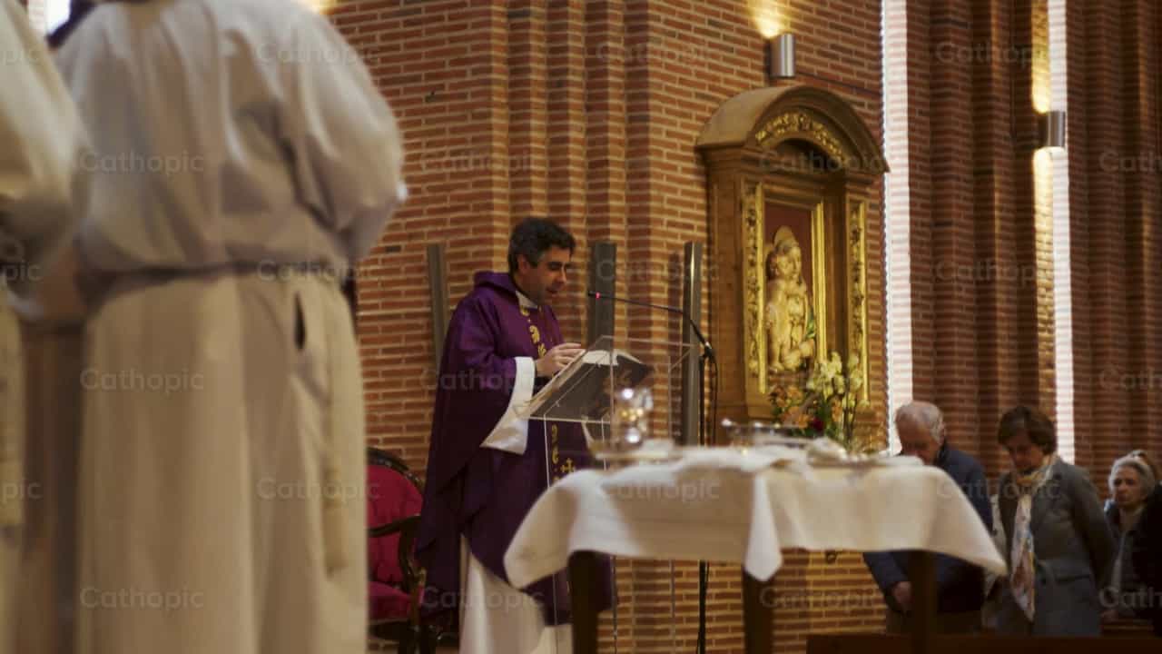 Sacerdote pregando - Vídeos católicos de stock - Foto de Cathopic