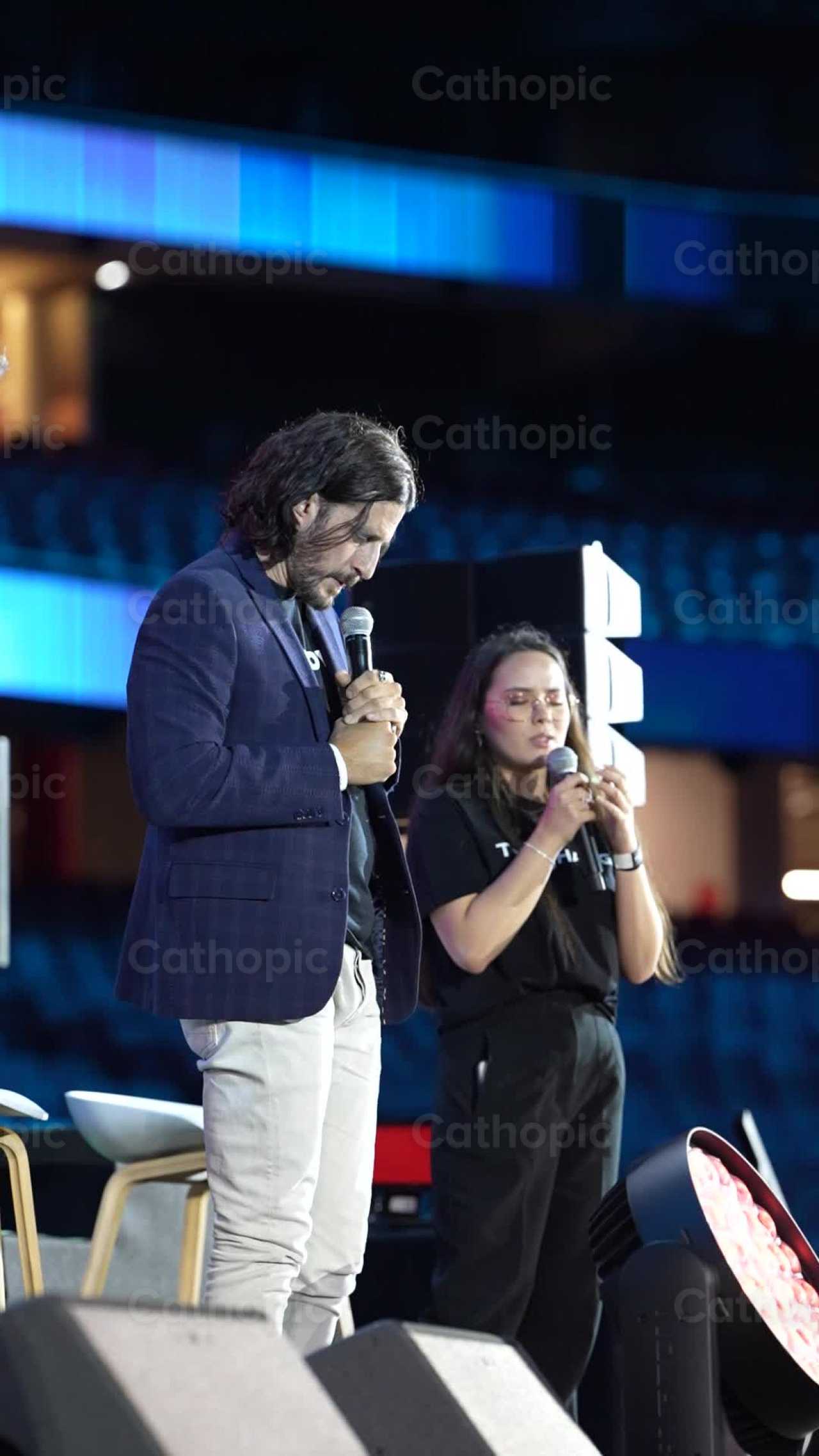 Jonathan Roumie alabando en JMJ Lisboa 2023 - Banco de vídeos católicos - Fotografía por Iván W. Jaques