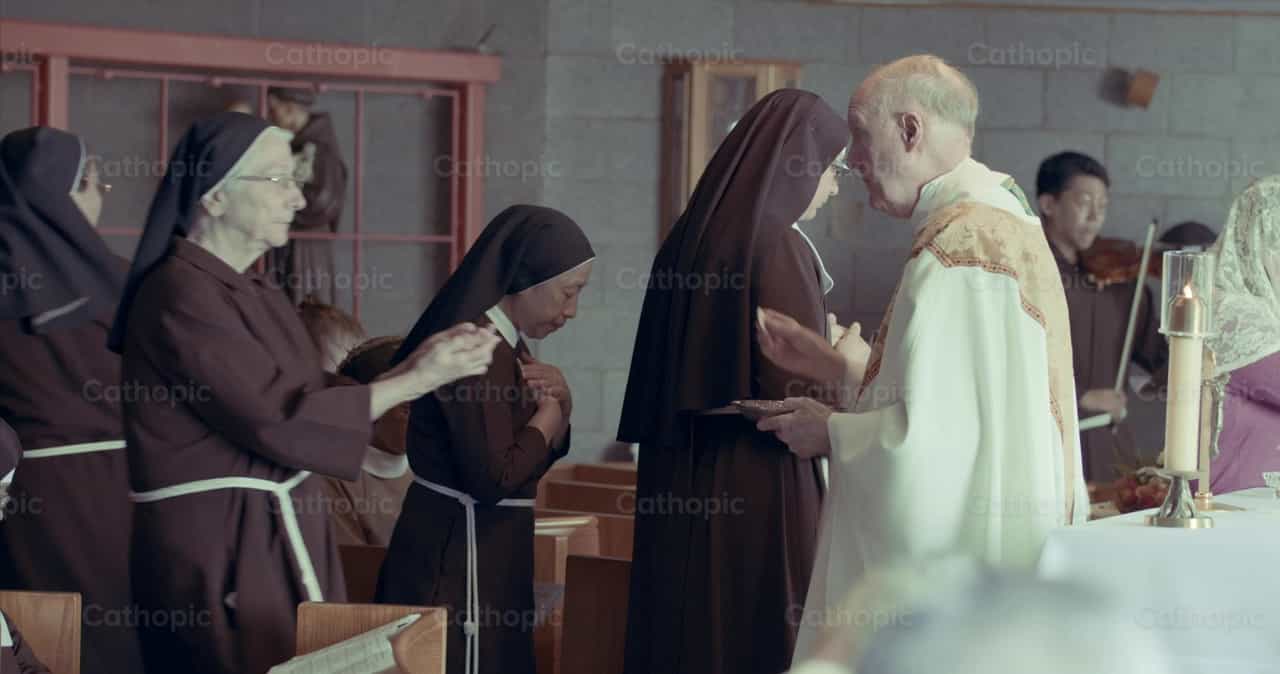 Irmã Franciscanas recebendo a Eucaristia - Vídeos católicos de stock - Foto de Personally Catholic