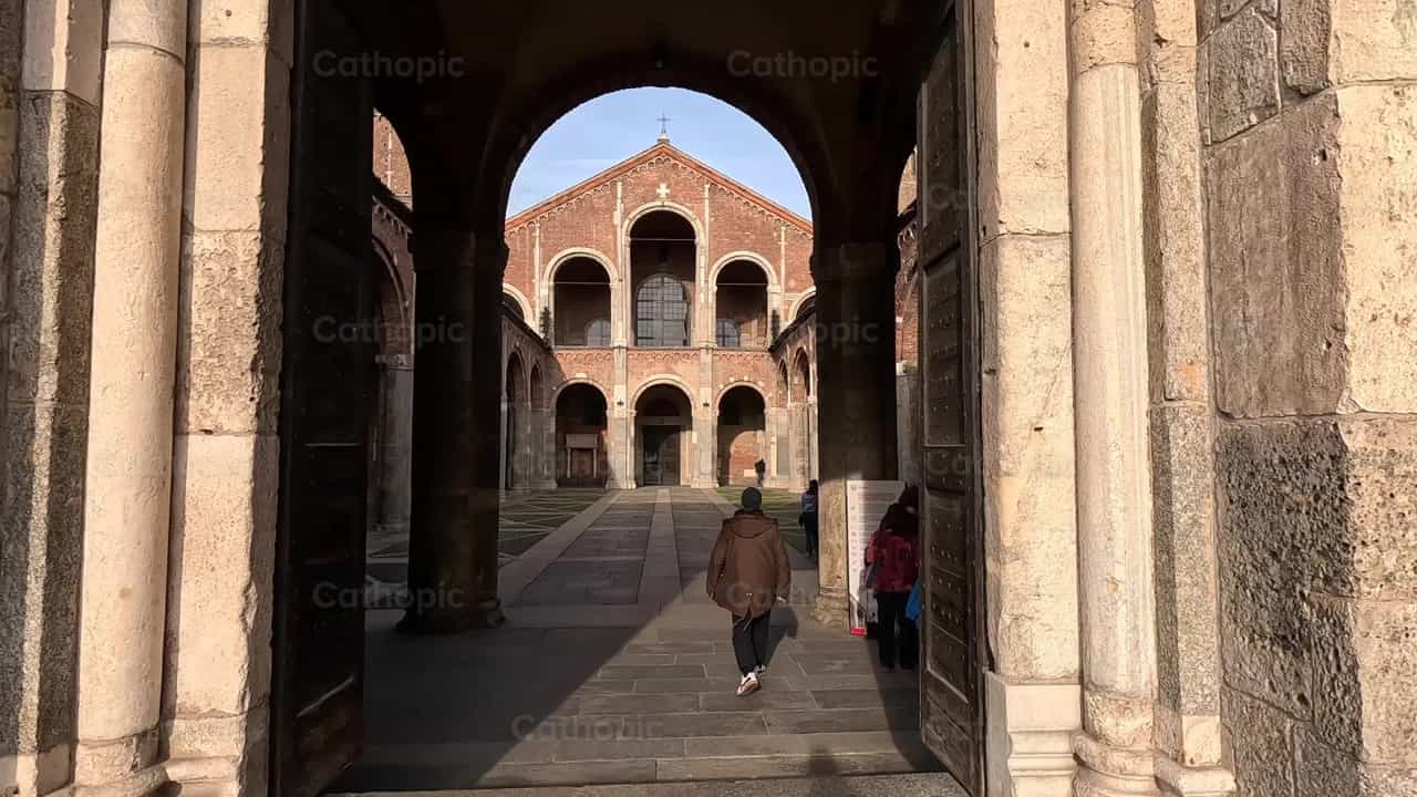 Ingressando na Universidade de Santo Ambrósio - Vídeos católicos de stock
