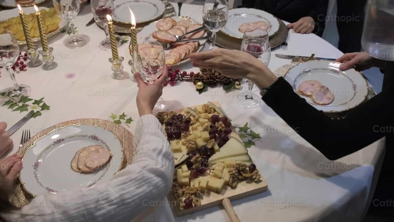Cena de Navidad en familia - Banco de vídeos católicos - Fotografía por Almures Studio