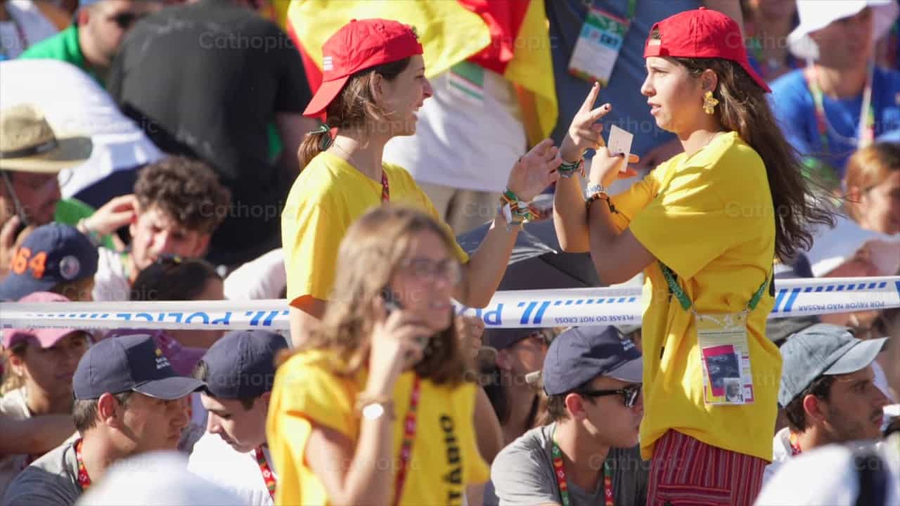 Voluntarias portuguesas jugando - Banco de vídeos católicos - Fotografía por Iván W. Jaques