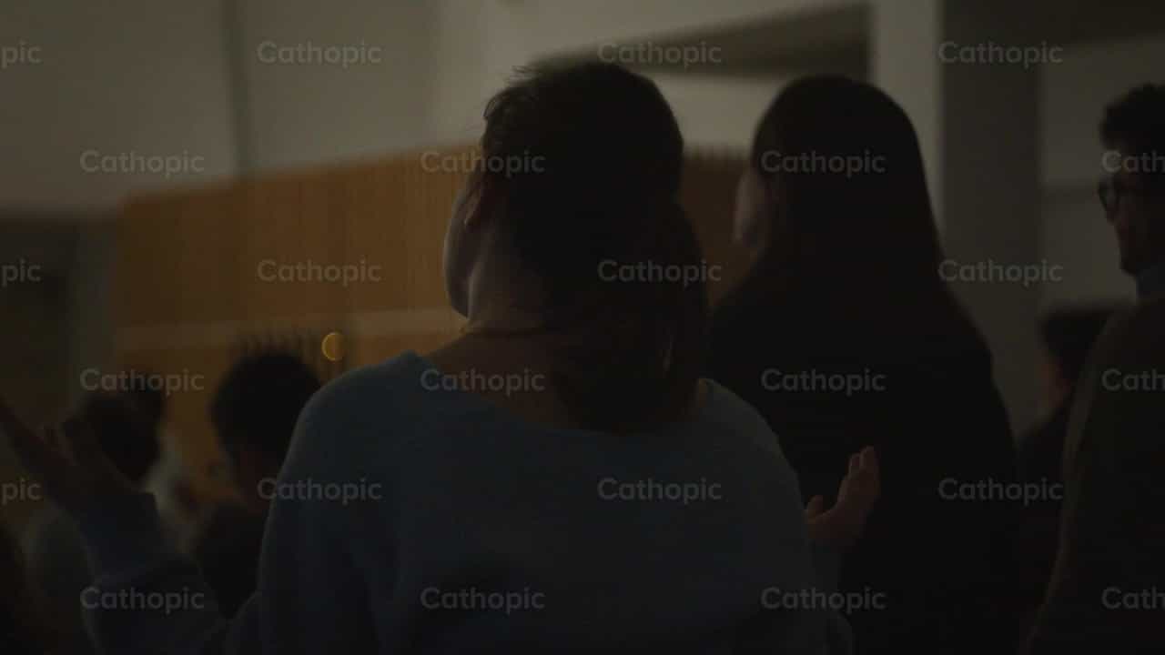 Mujer adorando - Banco de vídeos católicos - Fotografía por Almures Studio