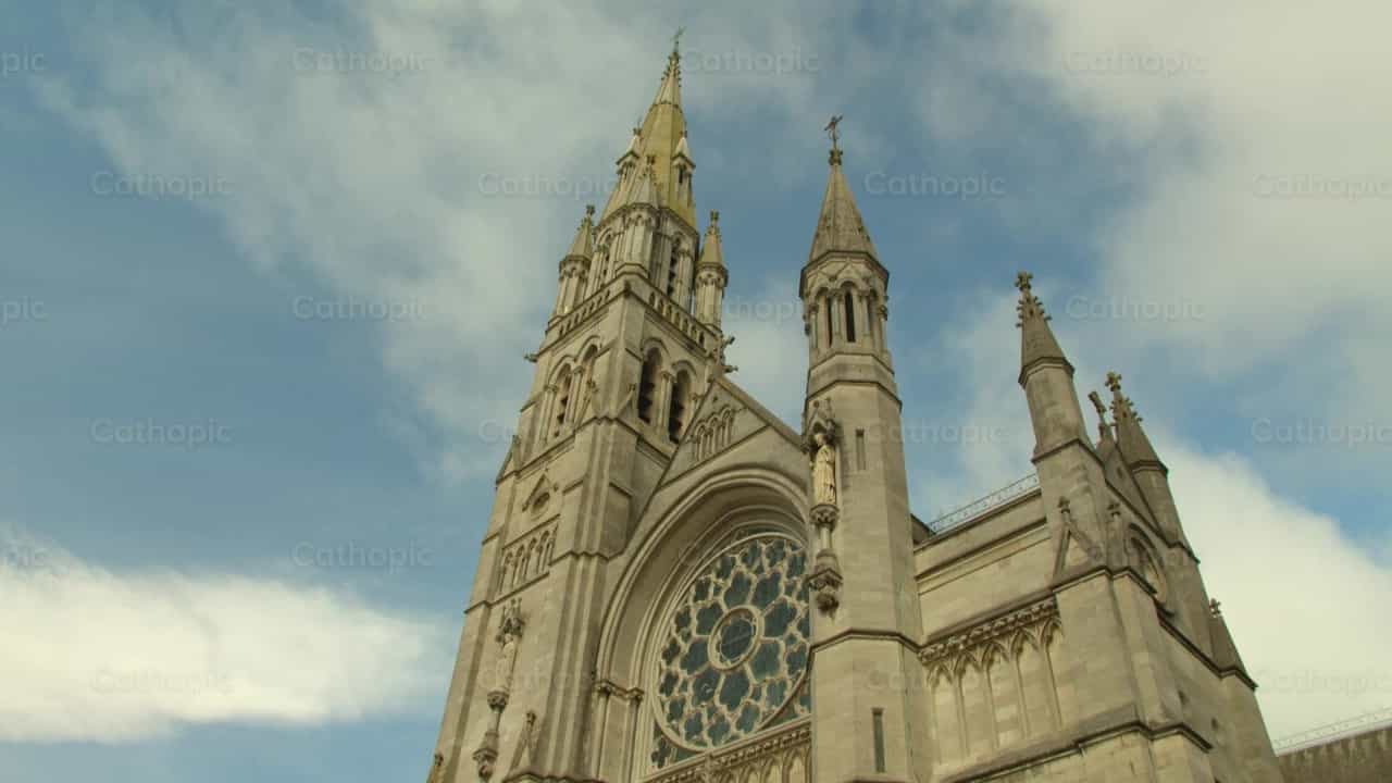 St. Peter's Church in Ireland - Banco de vídeos católicos - Fotografía por Catholic Stuff