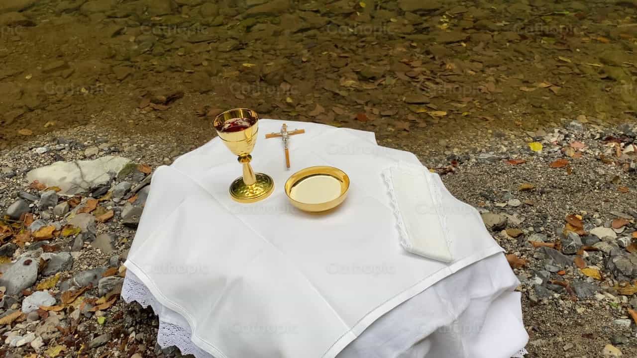 Misa en el río - Banco de vídeos católicos - Fotografía por Saul Ibarra