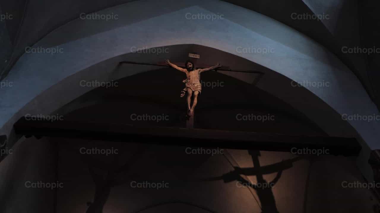 Jesus en la cruz - Banco de vídeos católicos - Fotografía por Frames Cristianos