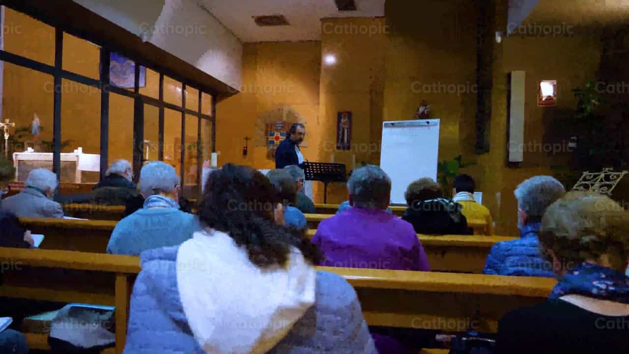 Catecismos Lecciones de un sacerdote, toma 5 - Banco de vídeos católicos - Fotografía por Cathopic