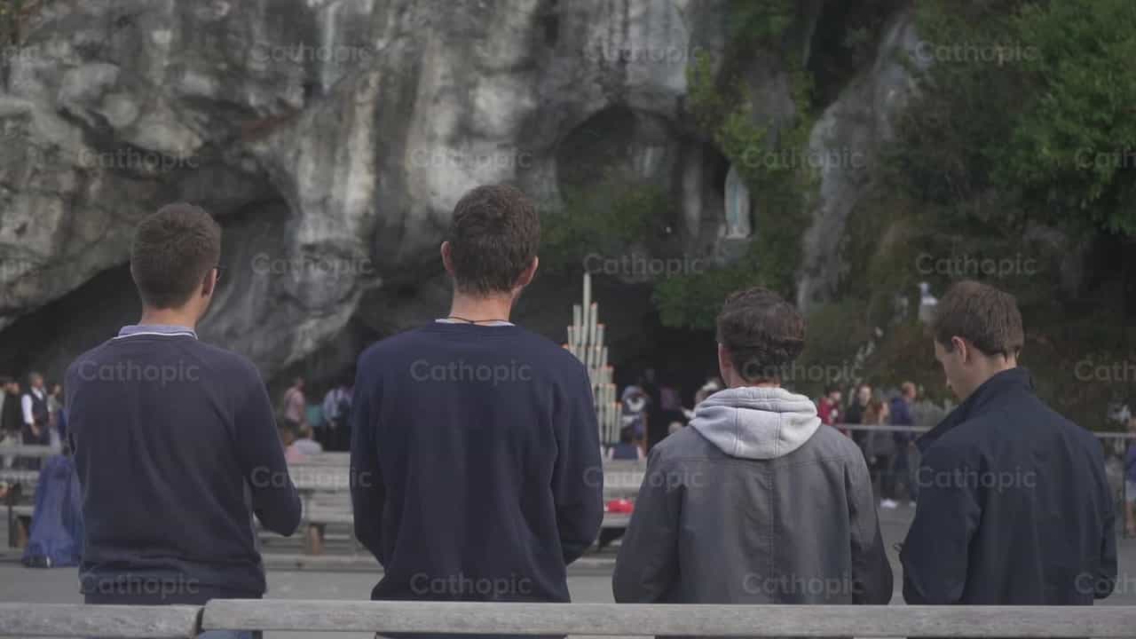 Lourdes - Banco de vídeos católicos - Fotografía por Lupe Belmonte