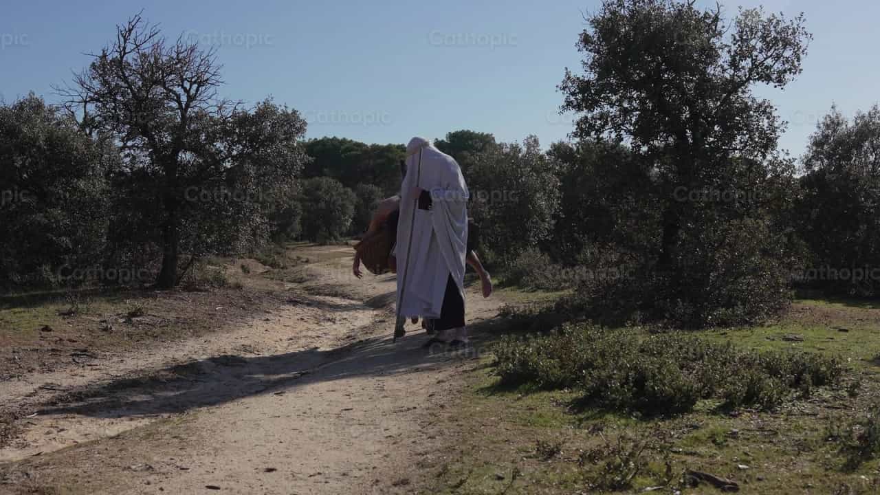 El buen samaritano lleva al herido - Banco de vídeos católicos - Fotografía por Santiago de la Hoz