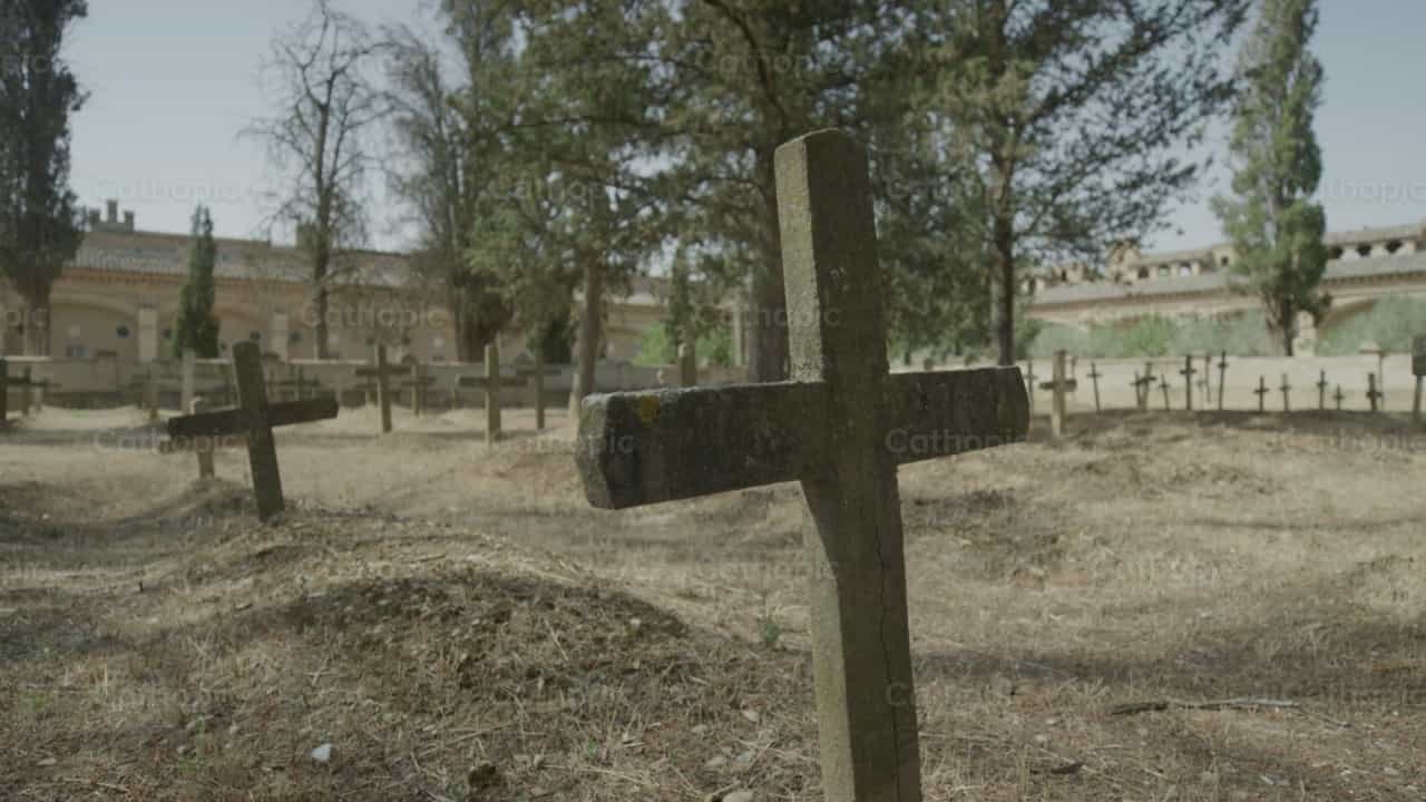 Cementerio en el Monasterio - Banco de vídeos católicos - Fotografía por Catholic Stuff