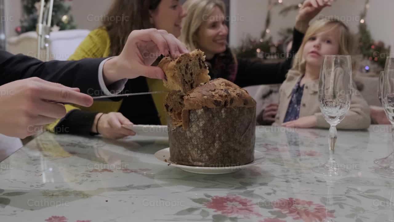 Pagbabahagi ng cake sa hapunan sa Pasko - Mga Catholic stock video - Larawan ni Almures Studio