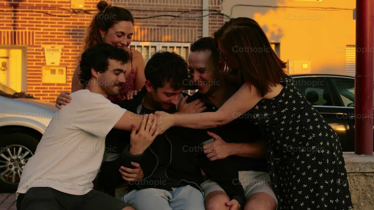 Gli amici non ti lasciano mai solo - Video stock cattolici - Foto di Almures Studio