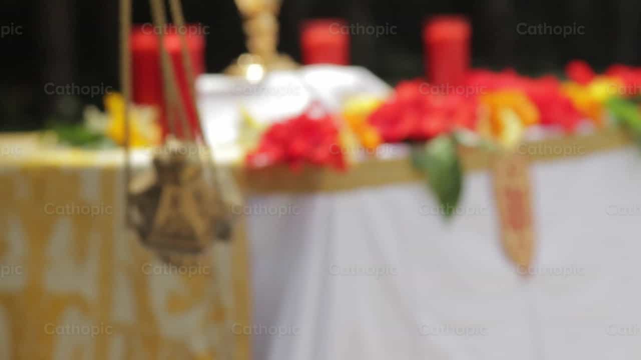 Incensario con incienso - Banco de vídeos católicos - Fotografía por Catholic Stuff