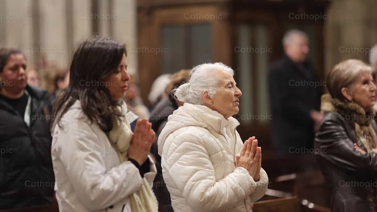 Women praying inside a church - Catholic stock videos - Photo by Yandry Fernández Perdomo